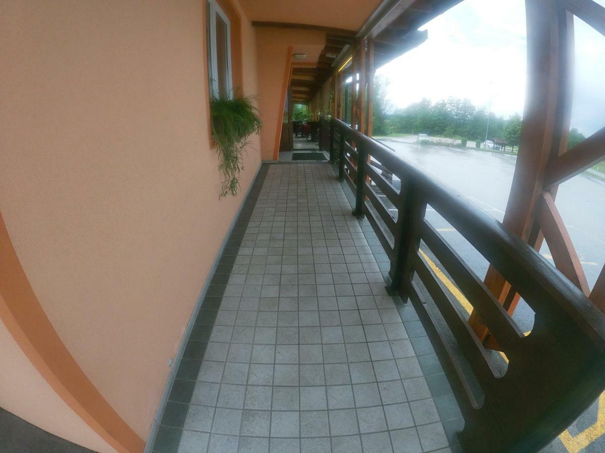 Gostisce Pri Slavcu Hotel Sentjernej Bagian luar foto